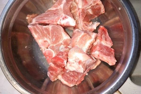 冬瓜脊骨汤的做法图解1