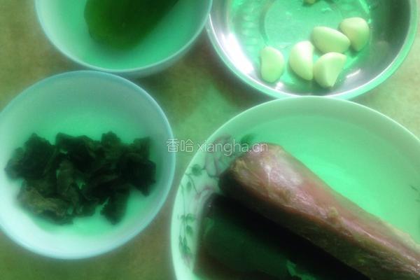 木耳炒腊肉的做法图解1