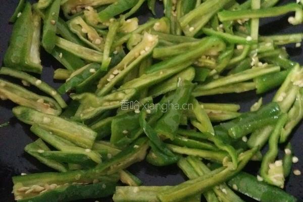 尖椒炒牛里脊肉的做法图解2
