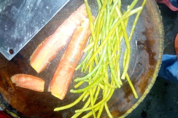 酸豇豆胡萝卜炒肉末的做法图解1