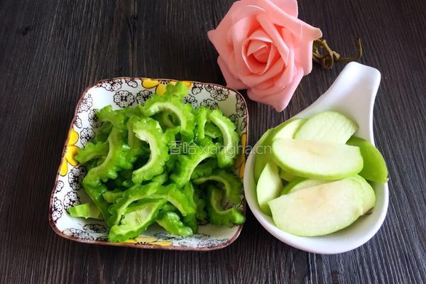 青苹果苦瓜冰饮的做法图解2