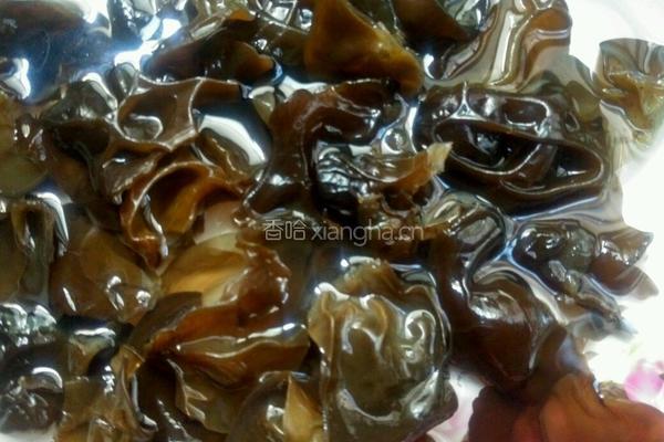 莴笋木耳炒肉片的做法图解1