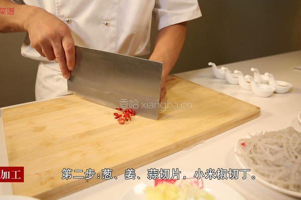 肉沫香芹炒粉条的做法图解2