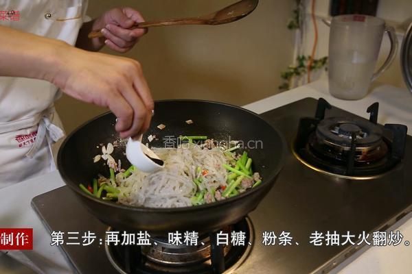 肉沫香芹炒粉条的做法图解5