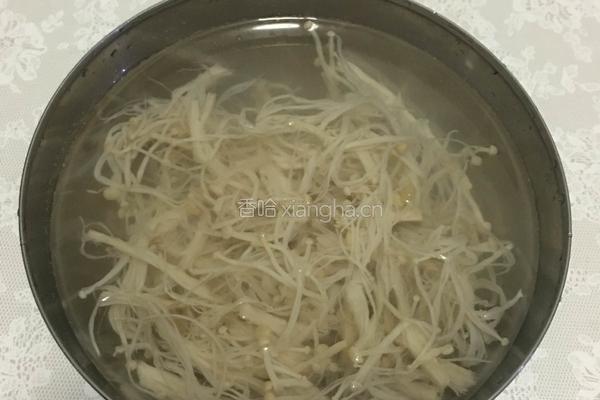 油泼金针菇的做法图解1