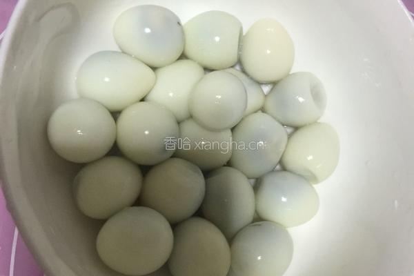 糖醋鹌鹑蛋的做法图解1