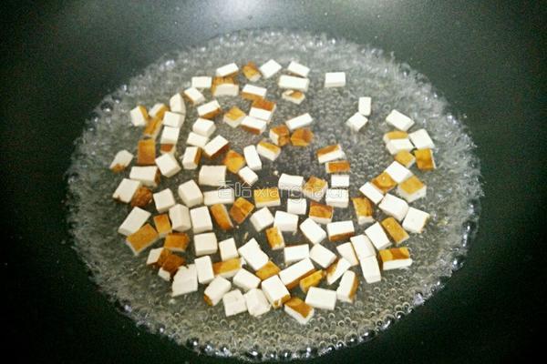 芹菜香干炒饭的做法图解3
