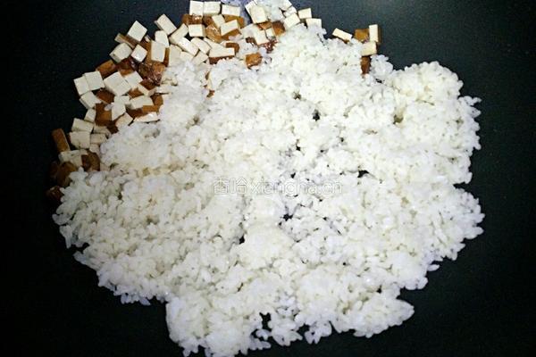 芹菜香干炒饭的做法图解6