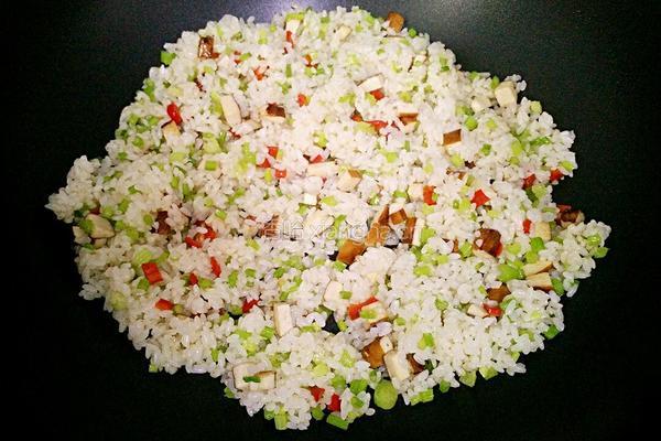 芹菜香干炒饭的做法图解9