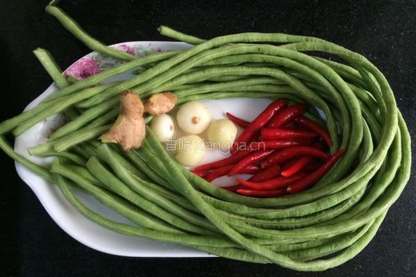 凉拌豇豆的做法图解1