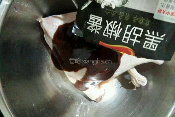柠香黑椒烤鸭腿的做法图解2
