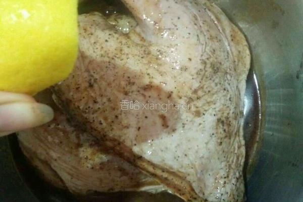 柠香黑椒烤鸭腿的做法图解3