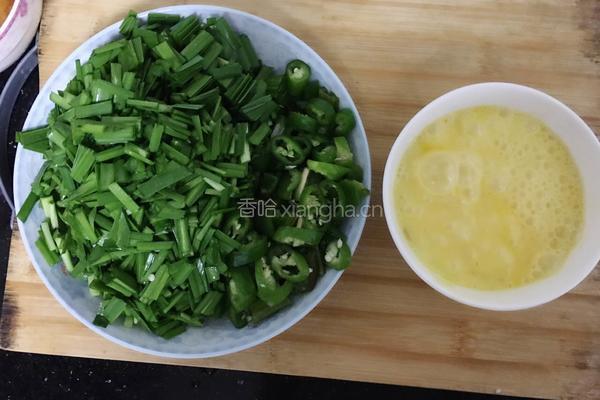韭菜青椒炒鸡蛋的做法图解2