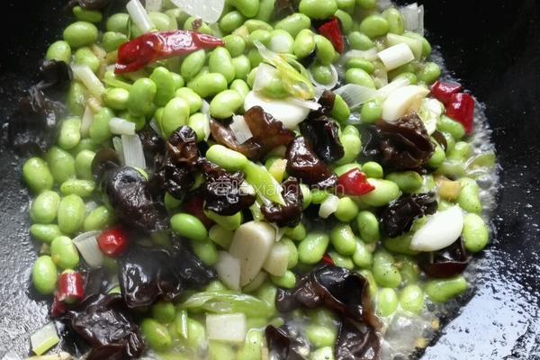 毛豆炒木耳的做法图解4