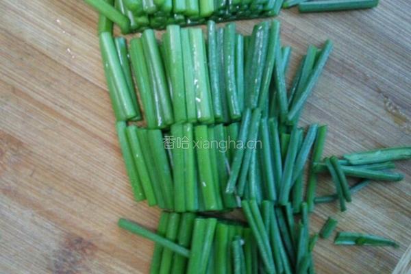 自发绿豆芽炒韭苔的做法图解3