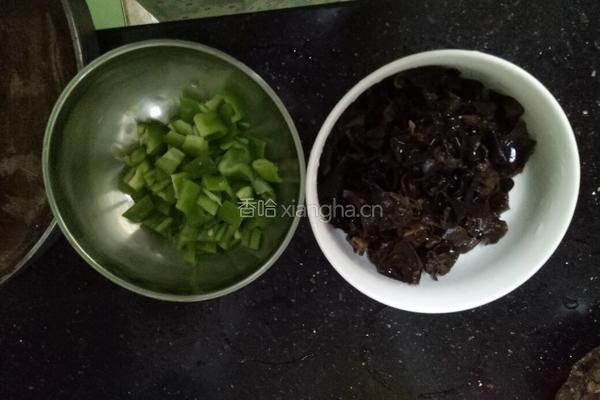 木耳炒鸡丁的做法图解2