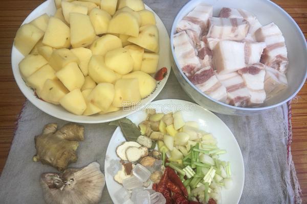 红烧肉烩土豆的做法图解1