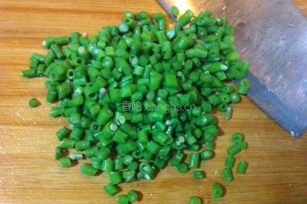 蒜香熬汁凉拌缸豆的做法图解3