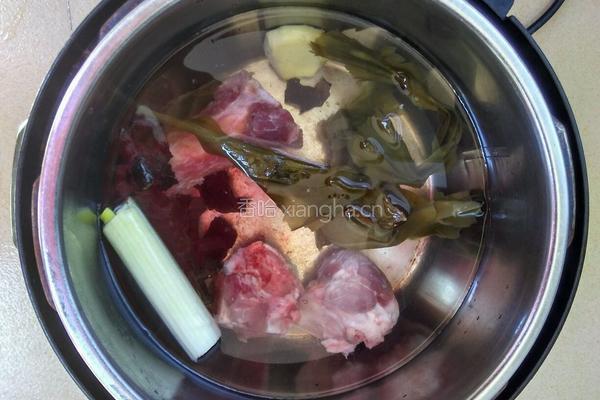 海带木耳大骨汤的做法图解2