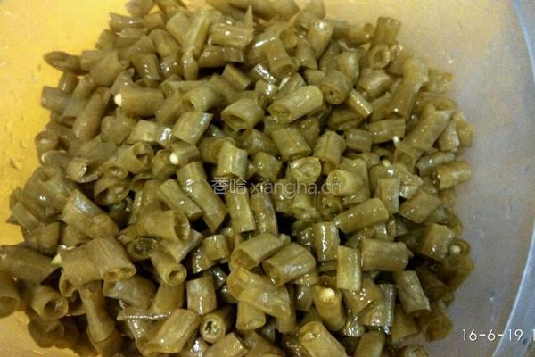 炒酸豆角的做法图解1