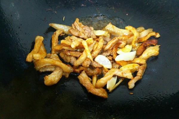 红薯梗炒五花肉的做法图解10