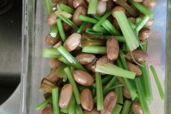 香芹花生米的做法图解3