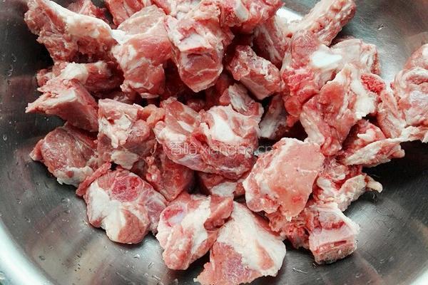 土豆烧排骨的做法图解1