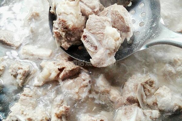 土豆烧排骨的做法图解2