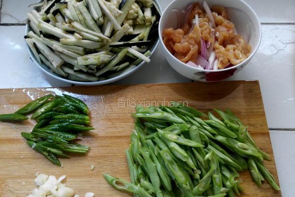 肉丝炒豆角茄子的做法图解2