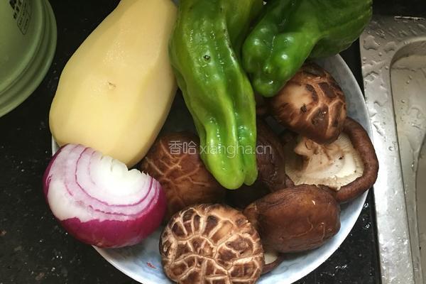 香菇土豆焖鸡腿的做法图解2