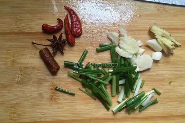 香菇土豆焖鸡腿的做法图解3