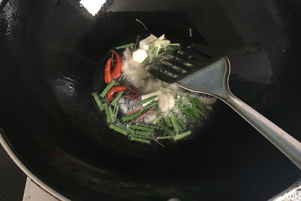 香菇土豆焖鸡腿的做法图解4