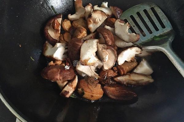 香菇土豆焖鸡腿的做法图解6