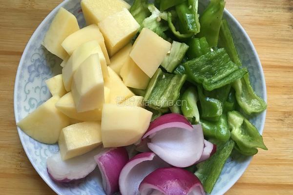 香菇土豆焖鸡腿的做法图解7