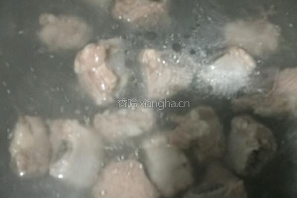 腐竹黄豆焖排骨的做法图解2