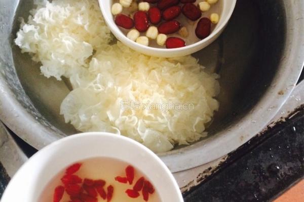 银耳水果芋圆汤的做法图解1
