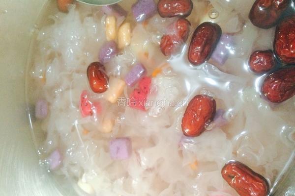 银耳水果芋圆汤的做法图解4