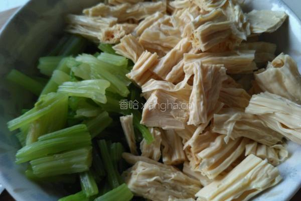腐竹拌芹菜的做法图解1