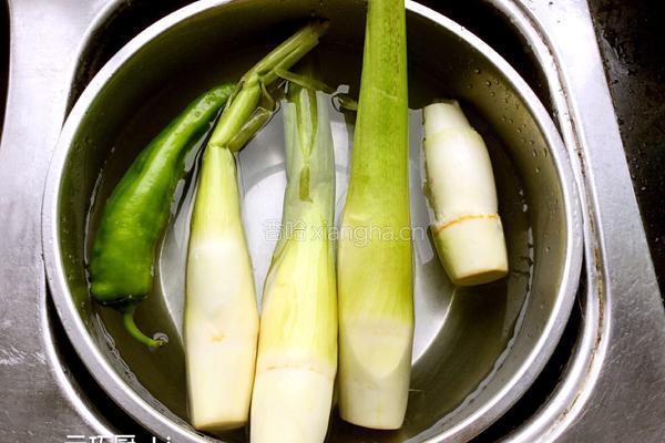 茭白蚝油炒鹌鹑蛋的做法图解2