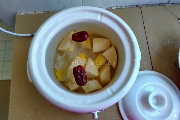 银耳雪梨冰糖水的做法图解3