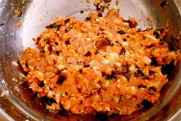 胡萝卜木耳香菇角瓜猪肉饺子馅的做法图解5