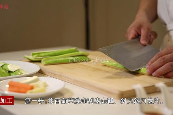 芝香椒油西葫芦的做法图解1
