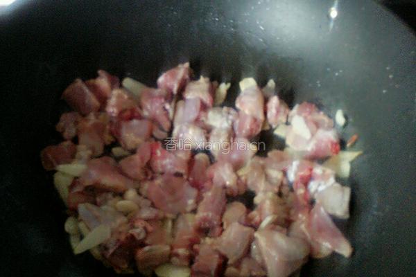 酸辣椒和干辣椒炒鸡肉的做法图解3