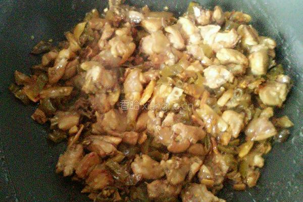 酸辣椒和干辣椒炒鸡肉的做法图解4