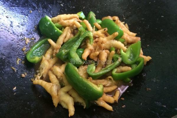 青椒炒鸡爪的做法图解7