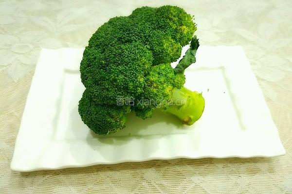 香菇炒西蓝花的做法图解1