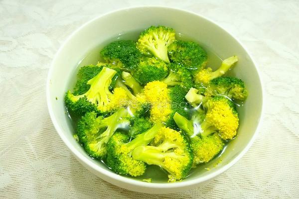 香菇炒西蓝花的做法图解3