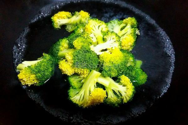 香菇炒西蓝花的做法图解7