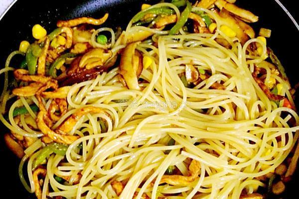 黑胡椒鸡脯意大利面的做法图解5