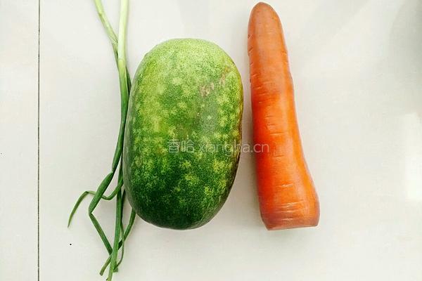 冬瓜炒胡萝卜的做法图解1